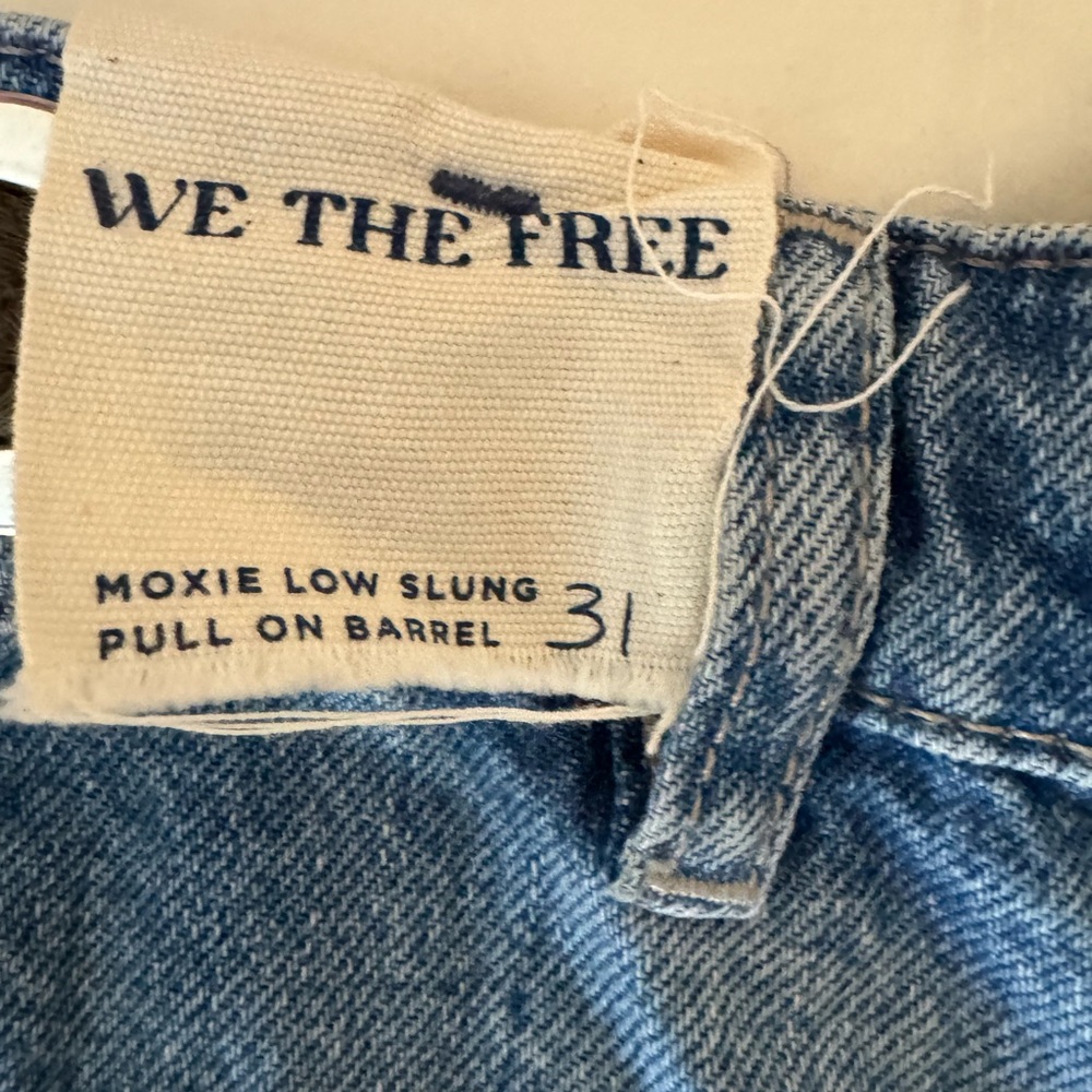 Brand new Free People barrel jeans size 31. Super cute with fun patches.